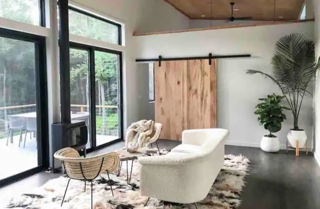 Modern Remote Catskills getaway! Hot Tub & Views!