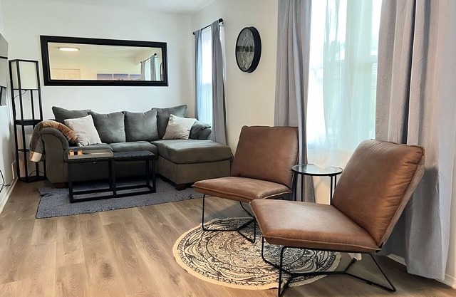 Modern & Renovated 3B/1B Home - Quiet & Cozy