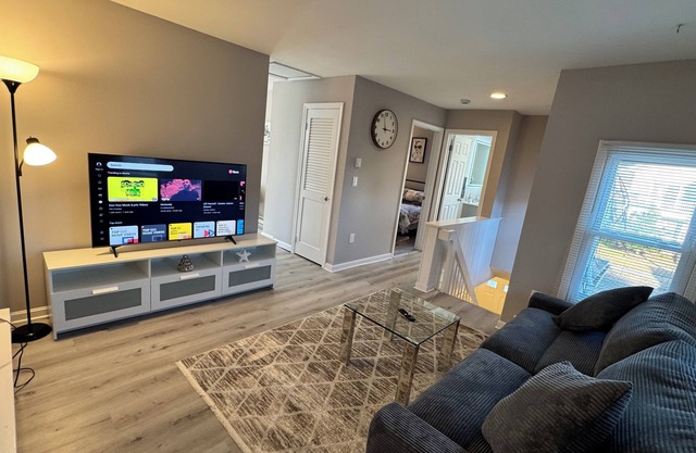 Modern renovated 1bdr/king bed