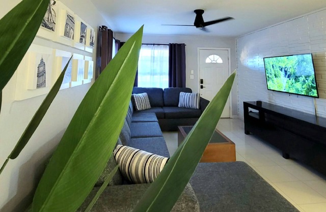 Modern Renovated Home 4Br 2B Great Patio & Laundry