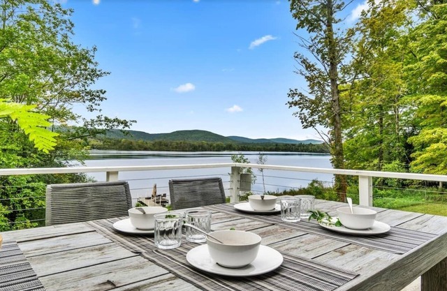 Modern, Renovated Lakefront Escape