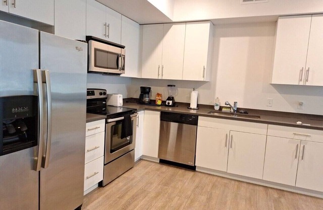 Modern Resort Inspired 2BR Apt w/ Pool/gym/hot Tub
