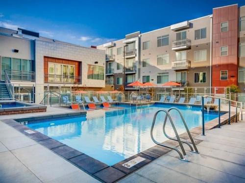 Modern Resort Styled 2BR Apt W Pool, Gym & Hot Tub