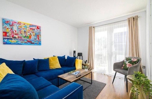 Modern Retreat - 3 Beds - Parking - Wifi - 15 mins to tube