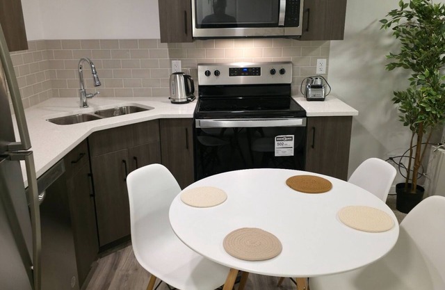Modern Retreat Central Location All the Comforts of Home