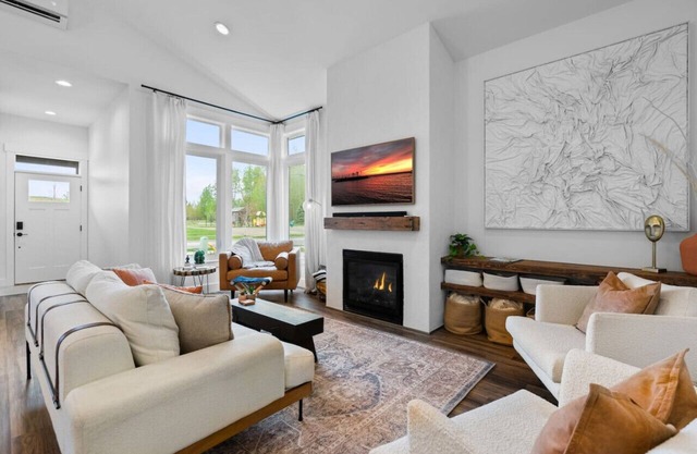 ✨ Modern Retreat Near Schweitzer–Hot Tub, Fireplace, 3 King Beds ✨