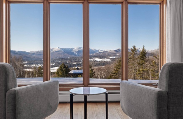 Modern Retreat ~ Stunning Mountain View ~ Hot Tub!