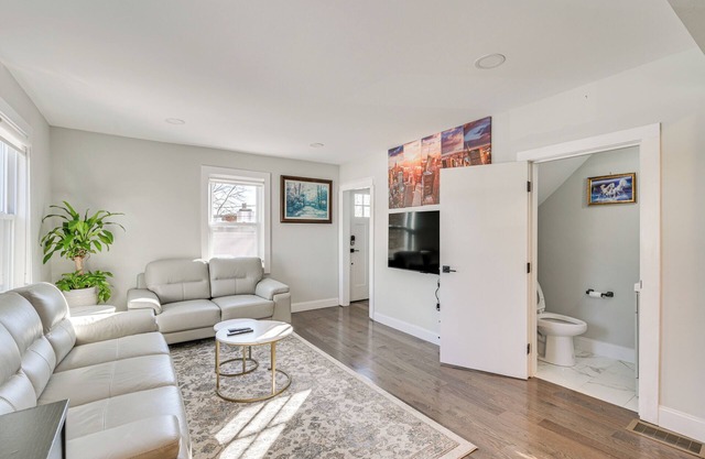 Modern Retreat w/Home Gym: 2 Mi to Natick Mall!