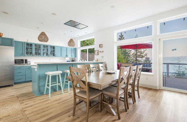 Modern retreat w/stunning views & hot tub