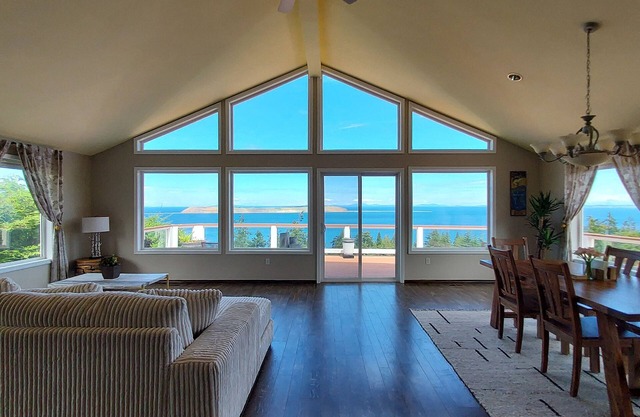 Modern retreat with beautiful ocean view, decks, gas grill, fireplace and Wifi