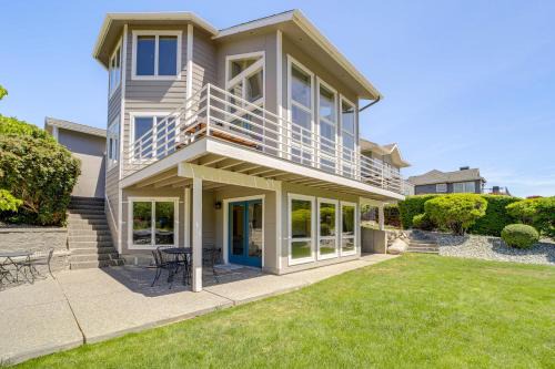 Modern Retreat with Hot Tub - Steps to Lake Chelan!
