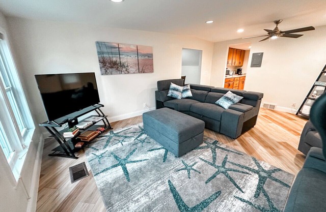 Modern Riverbend Suites - 3BR