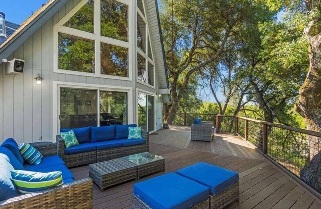 Modern Riverfront Home, sleep 8, Spa, WiFi, BBQ
