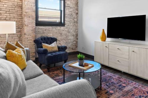 Modern Riverfront Loft - Walk to Gateway Arch & Convention Center