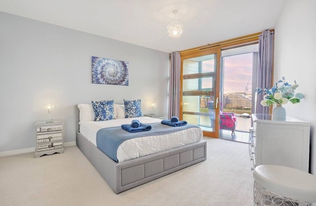 Modern Riverside 1-Bedroom Apartment | Parking | Sleeps 5