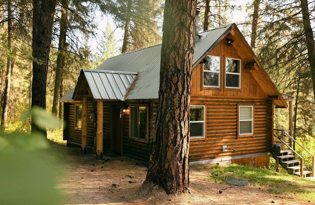 Modern romantic 2-bed log cabin in the forest