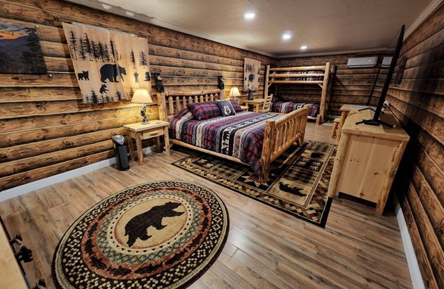 Modern & Rustic Apt (3beds) Across From Natl Park!