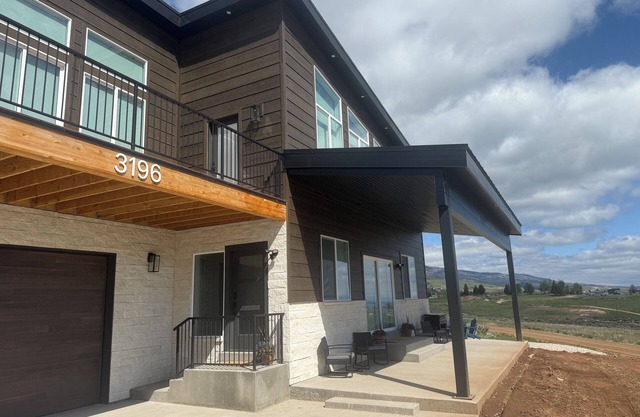 Modern Rustic Cabin - Sleeps 26 - Hot Tub, Theatre, Pickleball, Putting Green