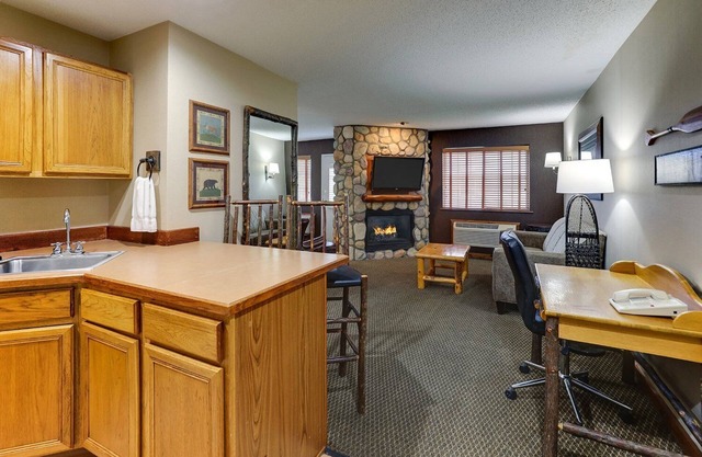 Modern Rustic Inn - Greater Comfort Unlike the Rest; Near Scenic Water