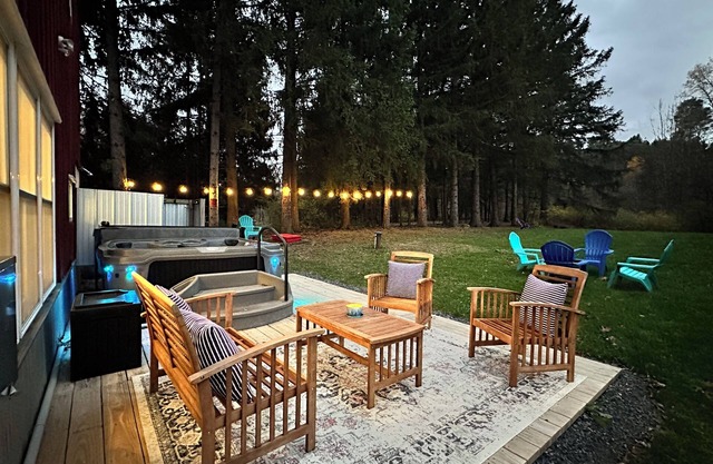 Modern Rustic Retreat- King bed, hot tub, wineries, waterfalls, hiking, Cornell