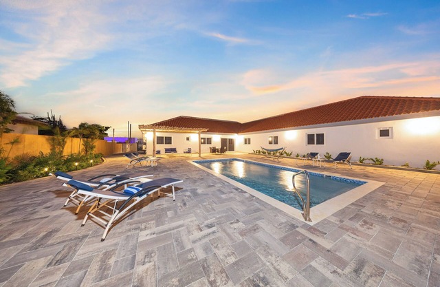 Modern Saliña Cerca Retreat | Pool & BBQ Near Beaches