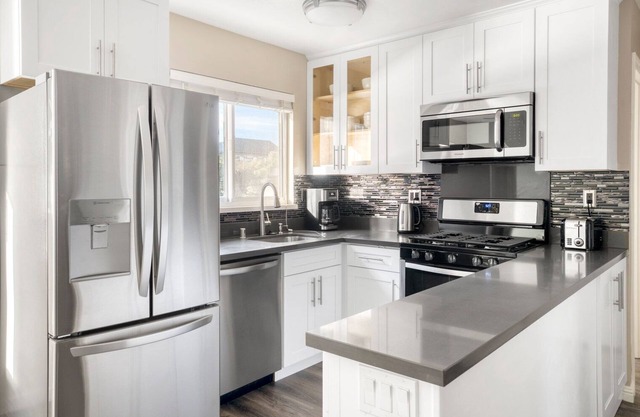 Modern San Mateo 1BR w/Pool & W/D, easy access to 101, by Blueground