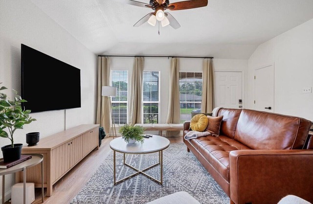 Modern Sanctuary Getaway Minutes Away From Major Shopping Areas in Central TX