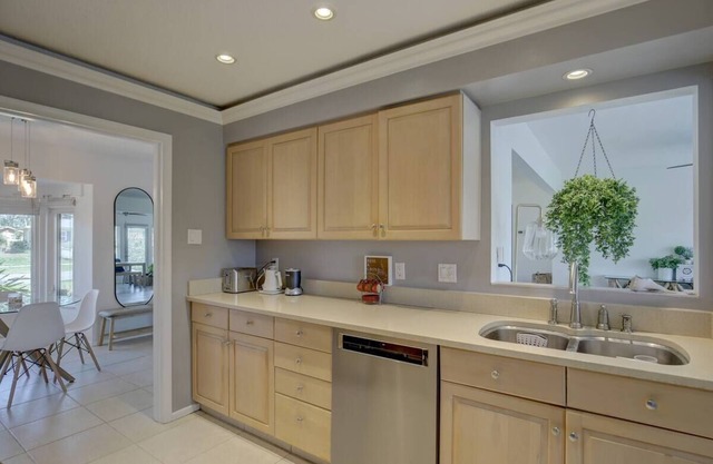Modern Sarasota Lakefront Retreat – 6 Miles to Siesta Key & Downtown