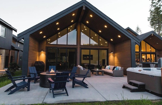 Modern Scandanavian design meets ultra comfort in this luxury cabin in Suncadia