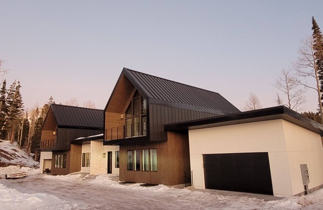 Modern Scandinavian cabin steps from the slopes. Ski- in-Ski- out with Jacuzzi
