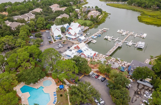 Modern Sea Pines studio, beautiful water sunset views, across from beach