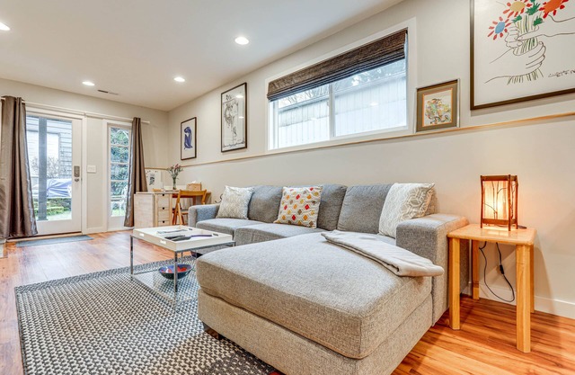Modern Seattle Apartment ~ 2 Mi to Green Lake!