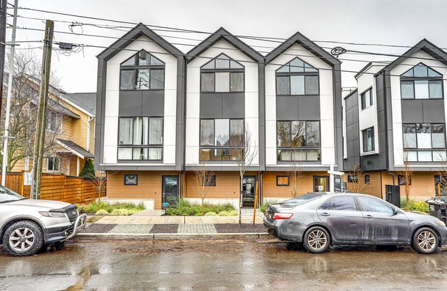 Modern Seattle Townhome: Walk to Light Rail!