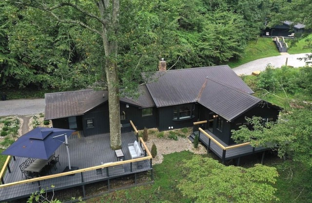 MODERN, SECLUDED 15 ACRE HOCKING HILLS RETREAT WITH BONUS CABIN!