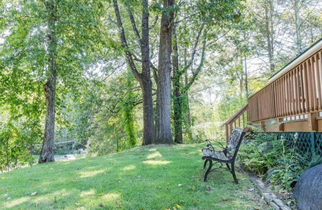 Modern secluded farmhouse 7 minutes to entertainment and restaurants.