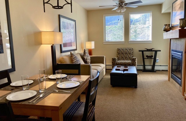 Modern Ski-In / Ski-Out 1BR Condo w/ FirePlace, Mtn Views & Huge HotTub