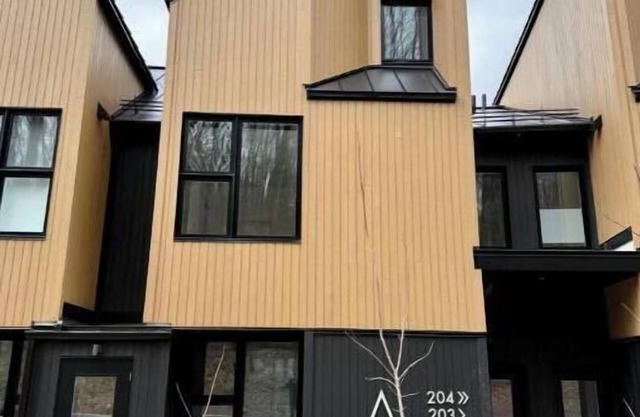 Modern ski-in/ski-out 3 bedroom condo in Bromont