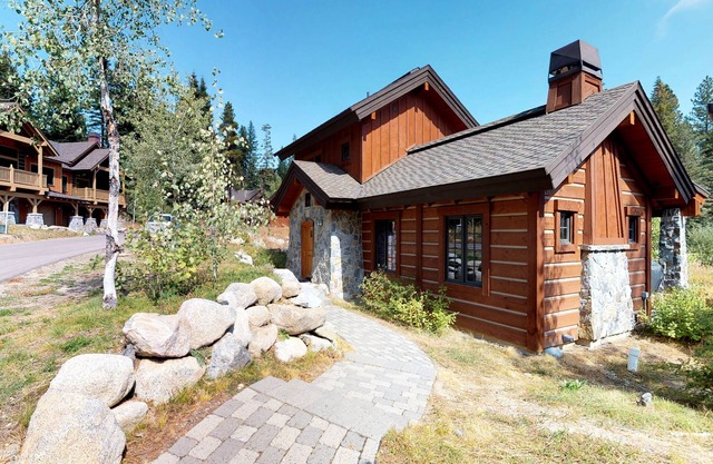 NEUE AUFLISTUNG! Moderne Ski-in / Ski-out-Hütte w / Pool / Whirlpool und Feuer im Freien