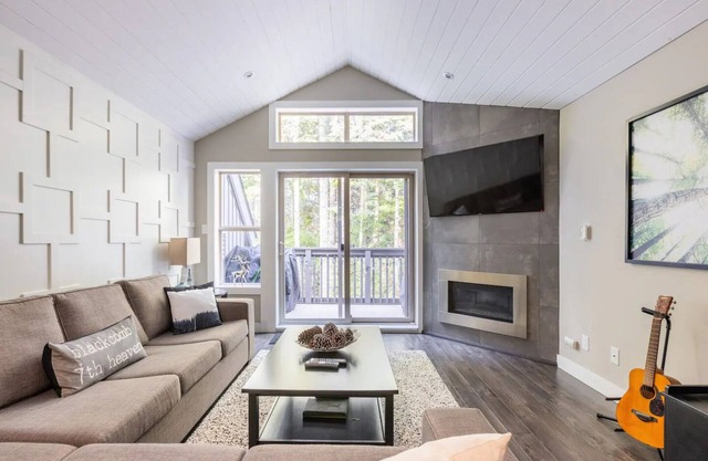 Modern Ski-in Townhome with Hot Tub