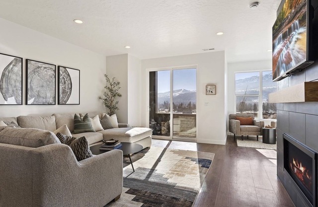 Modern ski retreat near Snowbasin, FREE SKI PASS. Gas fireplace, pool & hot tub!