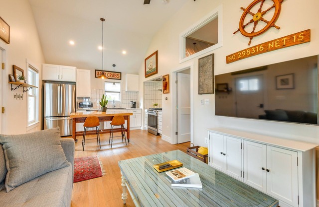 Modern Solomons Cottage Rental - Walk to Island!