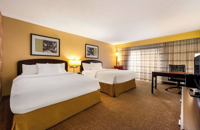 Modern Space, Ergonomic Workspace, Swimming Pool, and Pet-Friendly Stay