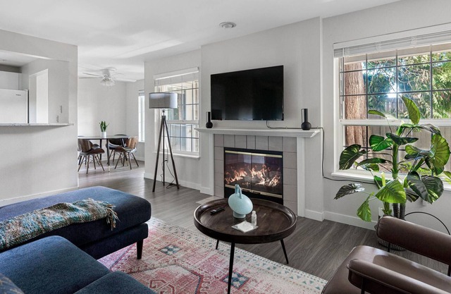 Modern, Spacious 2BR Condo in Woodinville