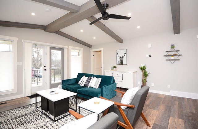 Modern & Spacious 3 Bedroom, Close to the Mountains!!