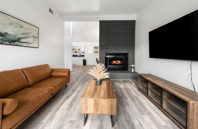 Modern Spacious 3BR/2BA Near SMF