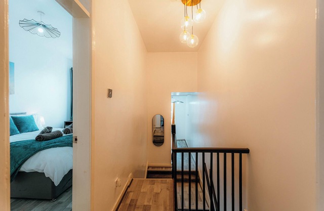 Modern Spacious 4 Bed- Sleeps 7