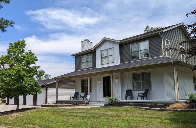 Modern & spacious 5-bedroom home w/ jacuzzi - minutes from the lake!