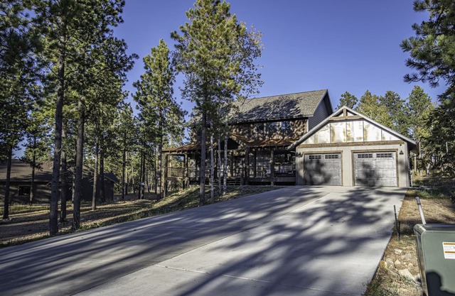 Modern spacious 5 bedroom, 3.5 bath, paved roads, hot tub, wifi, pool access