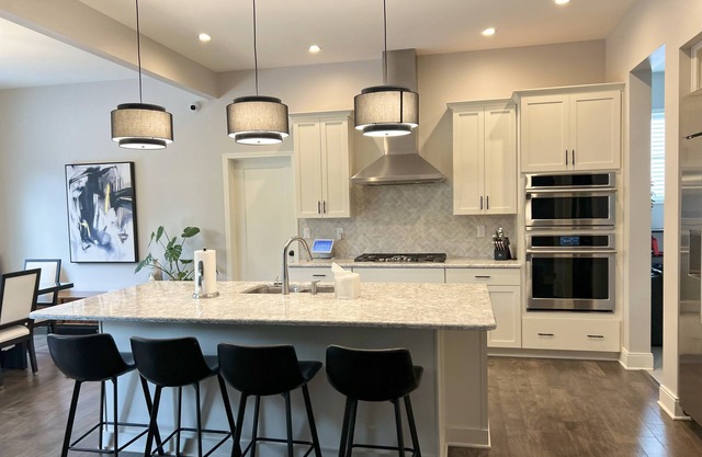 Modern Spacious 6-Bedroom - Track Season Retreat - 20 min from Track
