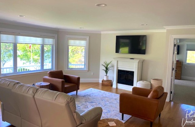 Modern, spacious 4 bedroom waterfront vacation home near Cavendish